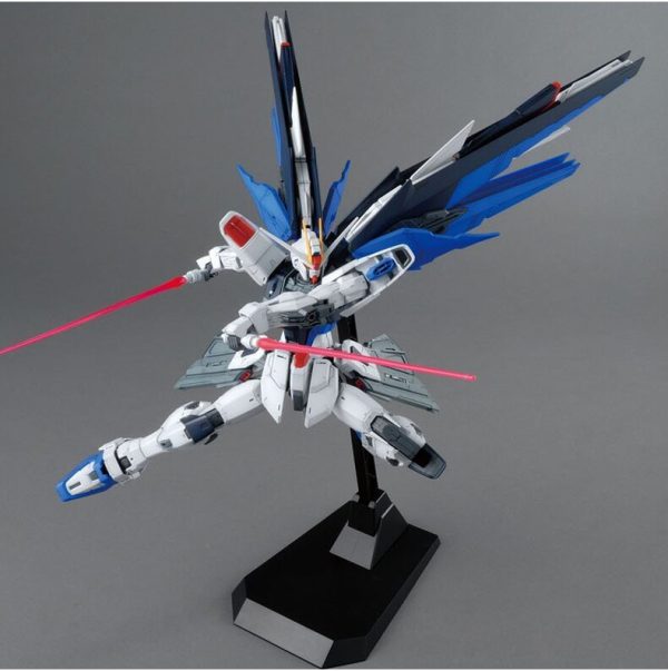 DB MG 1 100 Gundam Model ZGMF-X10A Freedom 2.0 Destroy Armor Unchained Mobile Suit Kids Toys BANDAI on Sale